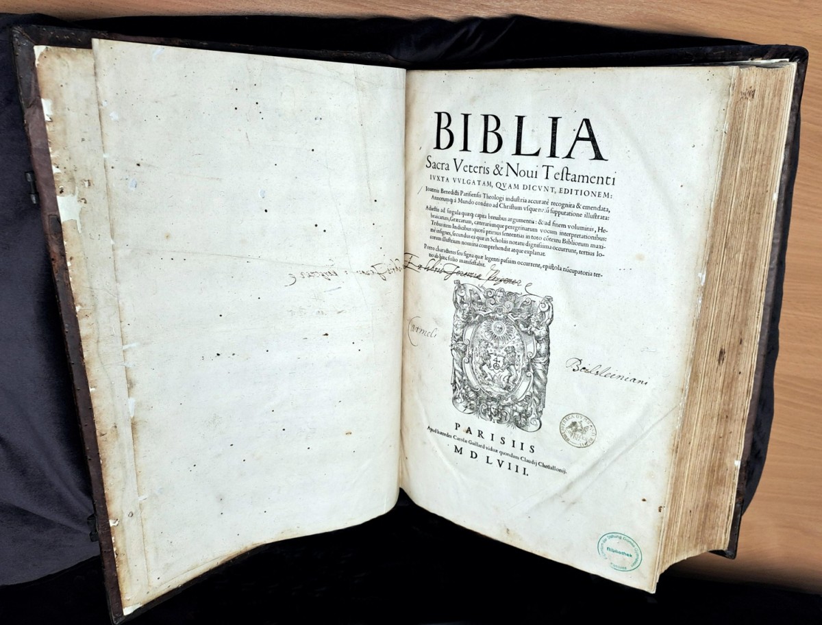 Blick in die restaurierte Bibel aus dem 16. Jahrhundert: Biblia sacra. Paris: Guillard, 1558. (Fotos: LBZ/Sandra Reiss)
 
