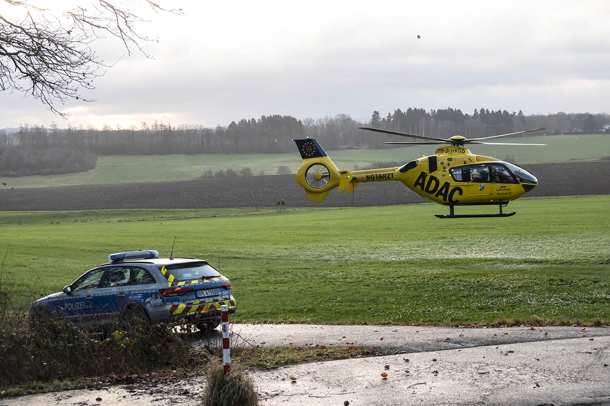 Verkehrsunfall mit eingeklemmter Person bei Heuzert