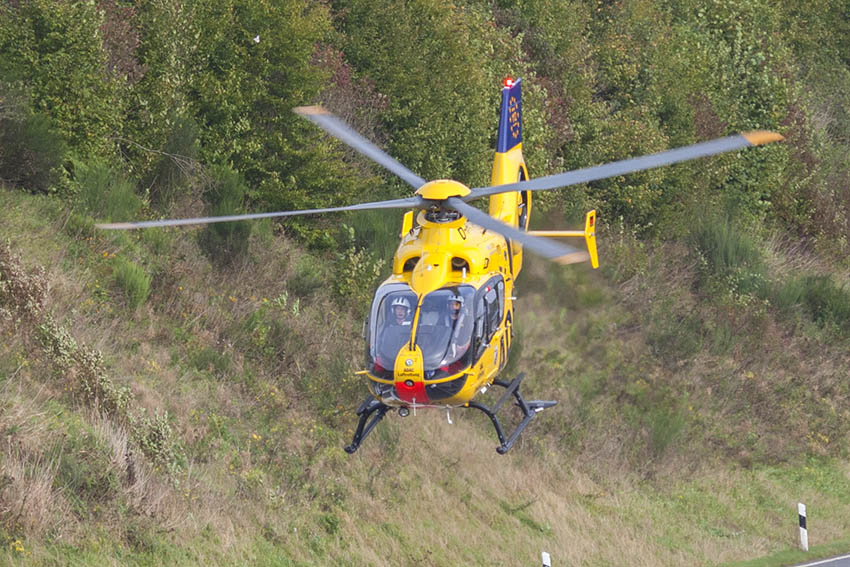 PKW-Fahrer verstirbt in Kollision mit Gebudemauer