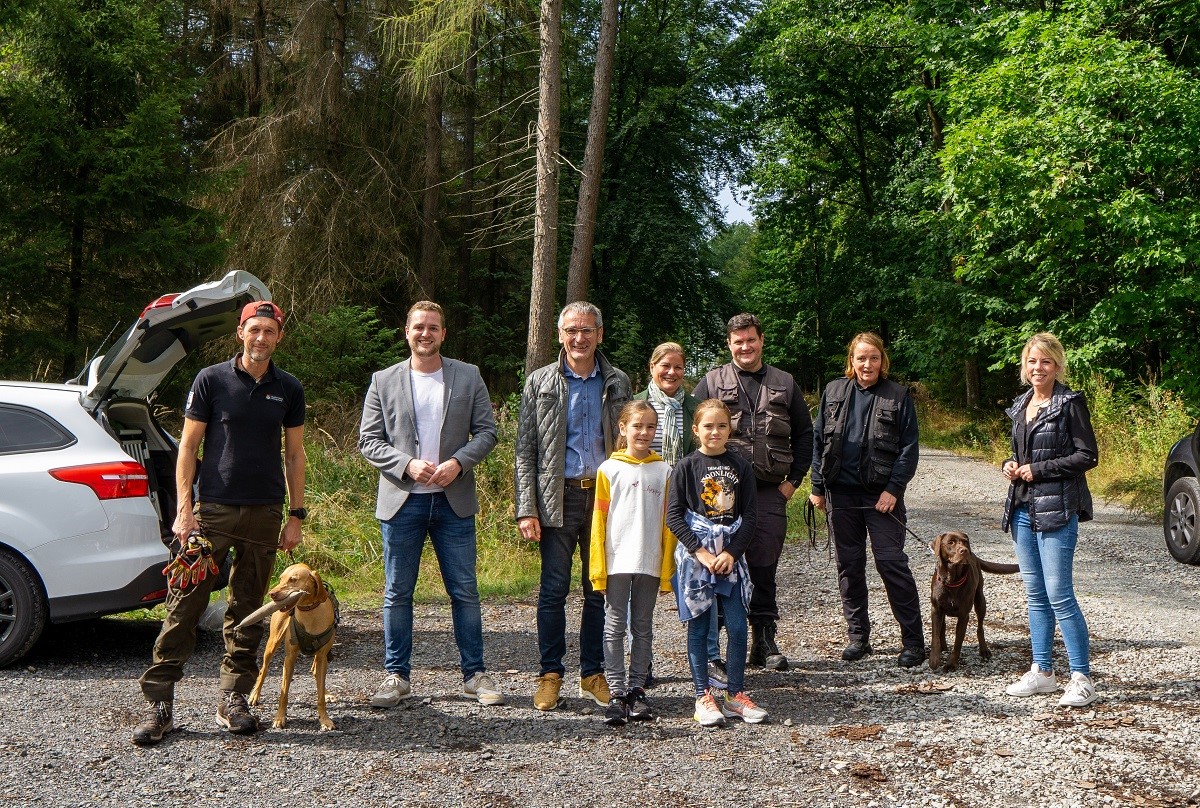 Die Landtagsabgeordneten Hendrik Hering (3.v.l.) und Lana Horstmann (rechts) sowie der Bundestagsabgeordnete Martin Diedenhofen (2.v.l.) waren jngst auf Einladung der Rettungshundestaffel Gste beim Training. (Foto: privat)