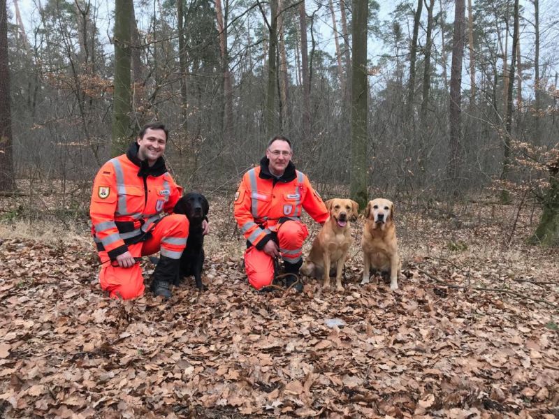 Rainer Schmidt (rechts) mit seinen beiden Labradors Cane und Joe sowie Carsten Groth (links) mit seinem Labrador Lasko. Foto: privat