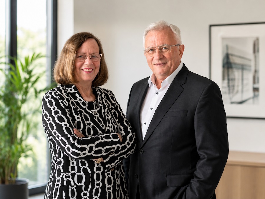 Elke Retzer und Prof. Dr. Oleg Retzer von Retzer Industry (Foto: Retzer Industry/Hinweis: Das Bild wurde mit KI bearbeitet.)