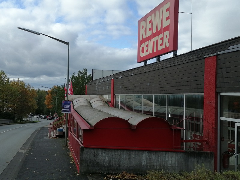 Nur noch wenige Monate wird die weie Schrift auf rotem Grund verknden, dass es in Altenkirchen ein Rewe-Center gibt. (Foto: hak)