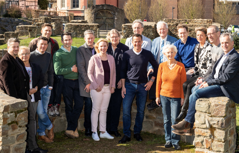 Die Rheinbreitbacher CDU-Kandidaten fr den Gemeinderat um Brgermeister-Kandidat Arne Kenzlen (vorn Mitte). Foto: Creativ-Picture/Lamberz