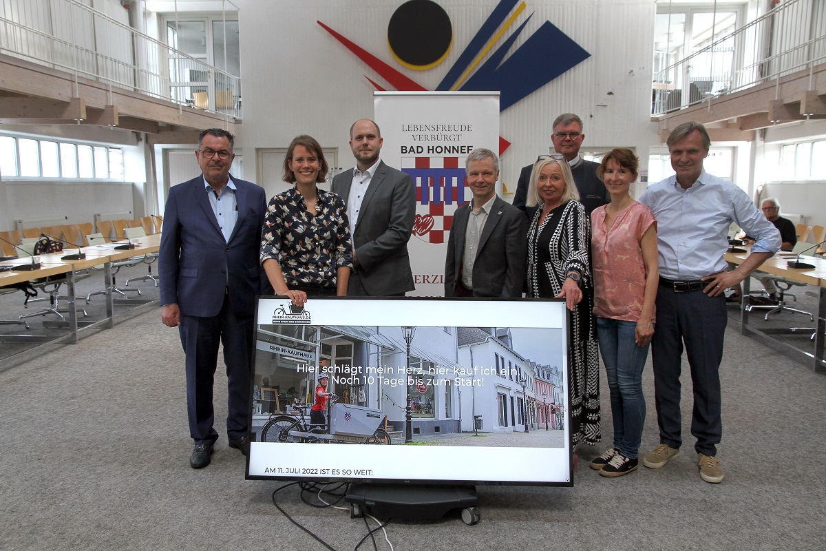 Jannis Vassiliou, Johanna Liel, Till Bornstedt, Brgermeister Otto Neuhoff, Andrea Hauser, Elfi Thudt und Dr. Michael Lcke und Dr. Christoph Vornholt haben in Bad Honnef den Startschuss fr das neue Rhein-Kaufhaus fr die Region gegeben. (Fotos: Stadt Bad Honnef)