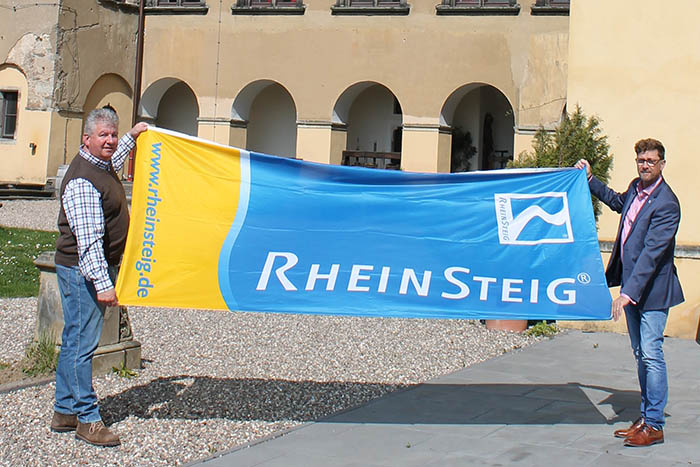 Schlossherr Christian Runkel, links im Bild, und Detlef Odenkirchen im Innenhof des schnen und romantischen Schloss-Arenfels bei der bergabe der Rhein-Steig Fahne. Foto: privat