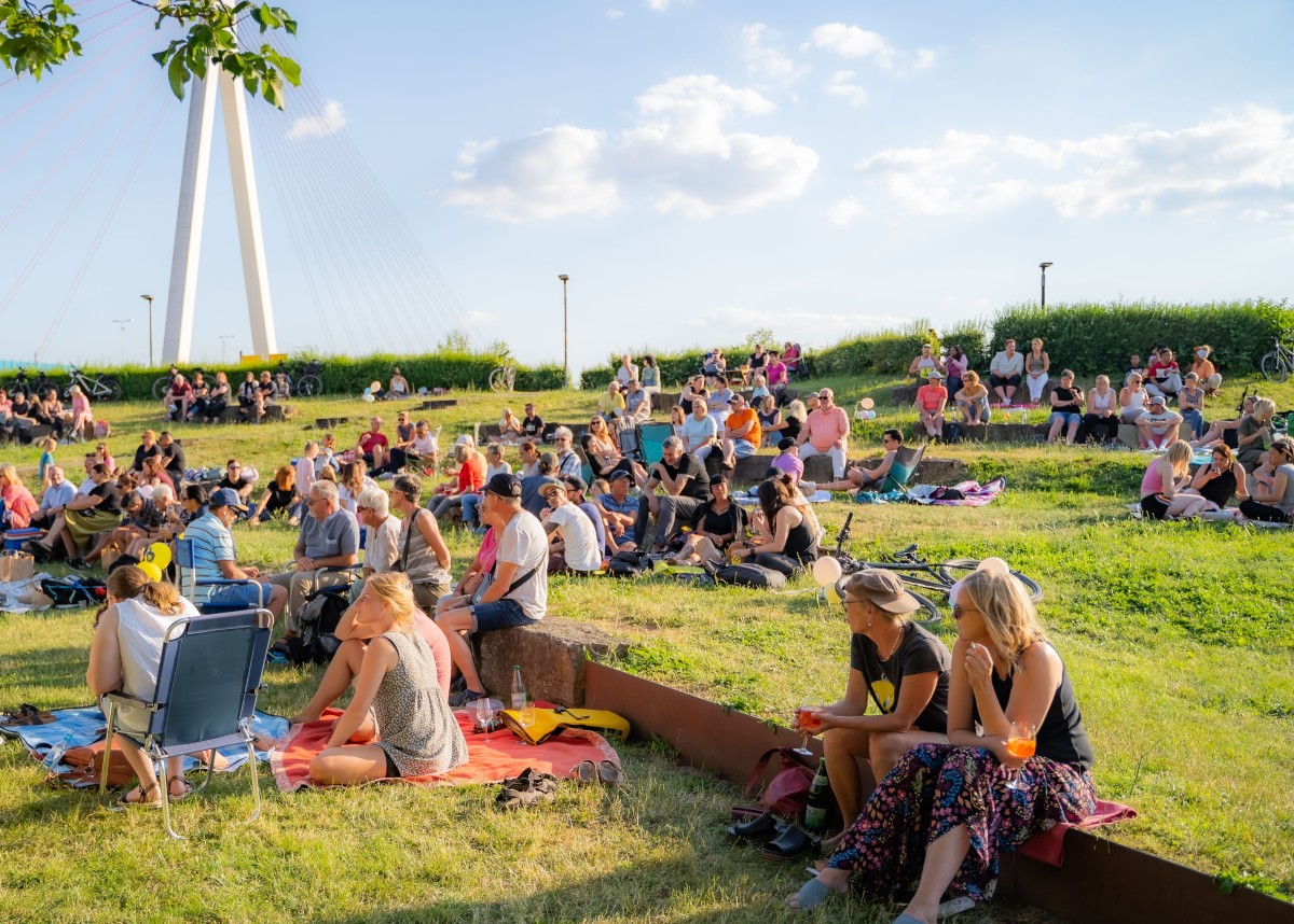 Sommerabend in den Goethe-Anlagen Neuwied: "R(h)ein chillen" l�dt zum Entspannen ein