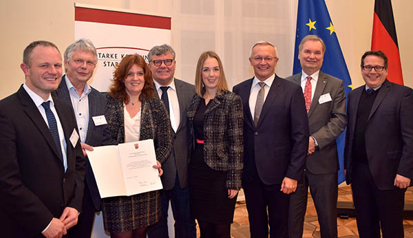 Die Anerkennungsurkunden des Innenministeriums nahmen entgegen. V.l.n.r.: Jan Einig/Oberbrgermeister Stadt Neuwied, Reiner, W. Schmitz/ 1. Beigeordneter der VG Bad Hnningen , Sandra Weeser/ MdB, Michael Mahlert/1. Kreisbeigeordneter, Ellen Demuth/MdL; Achim Hallerbach/Landrat, Karsten Fehr/Brgermeister VG Unkel, Thomas Linnertz/Prsident ADD Trier. Foto: Kreisverwaltung