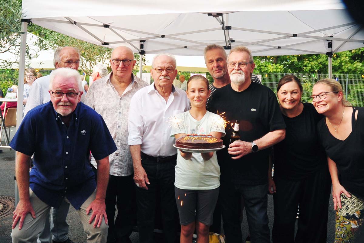 Zum Jubil�um gab es einen Kuchen von Sarina Br�hl (Mitte) die Band um Wolfgang Weitershagen, Ludwig Heer, Eberhard Nilius, Ferdinand Schneider, R�diger Hanke, Michael Heer Jasmin Weiterhagen und Simone Br�hl freute sich �ber die �berraschung (Fotos: kk�)