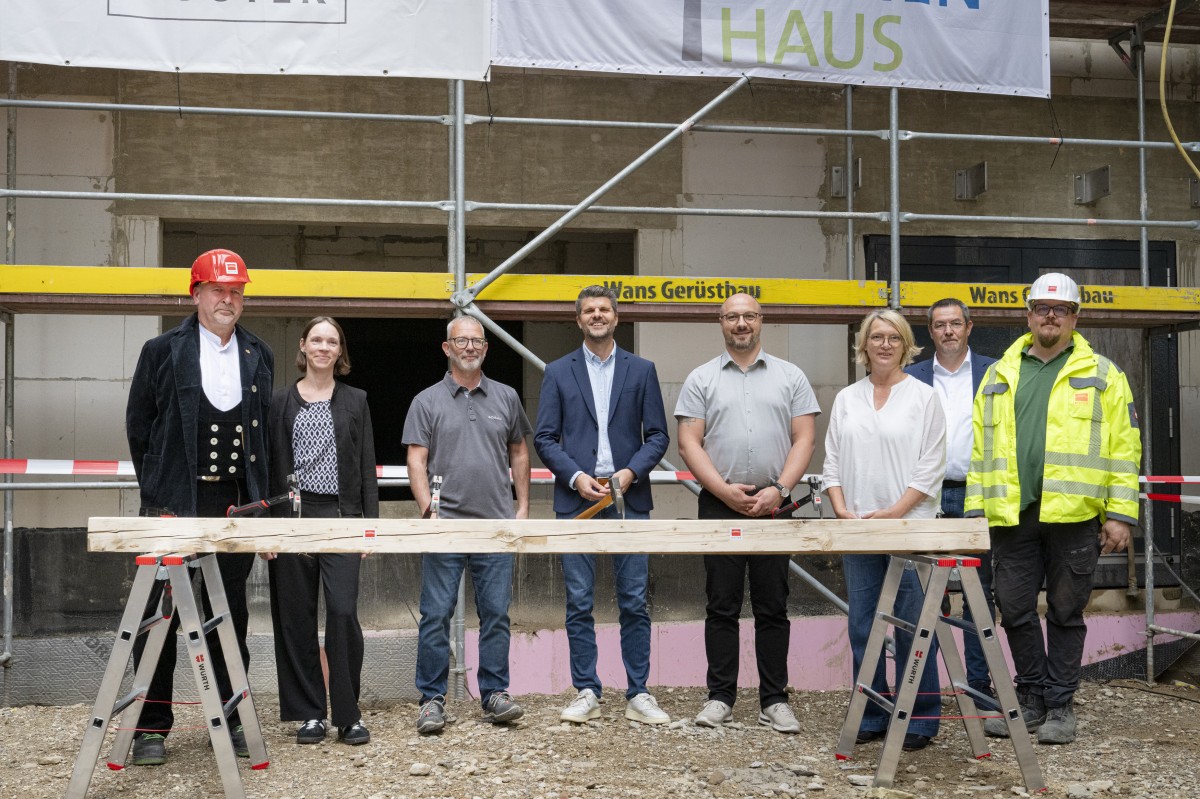 Polier Uwe H�bner, Andrea K�hler, verantwortlich f�r Entwicklung und Projekte der Marienhaus Seniorendienste GmbH, Andreas Helsper, Architekt und Projektleiter der Marienhaus-Gruppe, Daniel Blaufu�, Gesch�ftsbereichsleiter Altenhilfe und Prokurist Marienhaus Senioreneinrichtungen GmbH, Einrichtungsleiter Kevin Preu�, Pflegedienstleiterin Pia Pfeifer-Irle, Heinfried Januschweski, Gesch�ftsf�hrer Hochbau Wohnen von der K�ster GmbH, und Bj�rn Lamping, Projektleiter Hochbau M�lheim K�ster GmbH (von links). Foto: Martin B�rtges