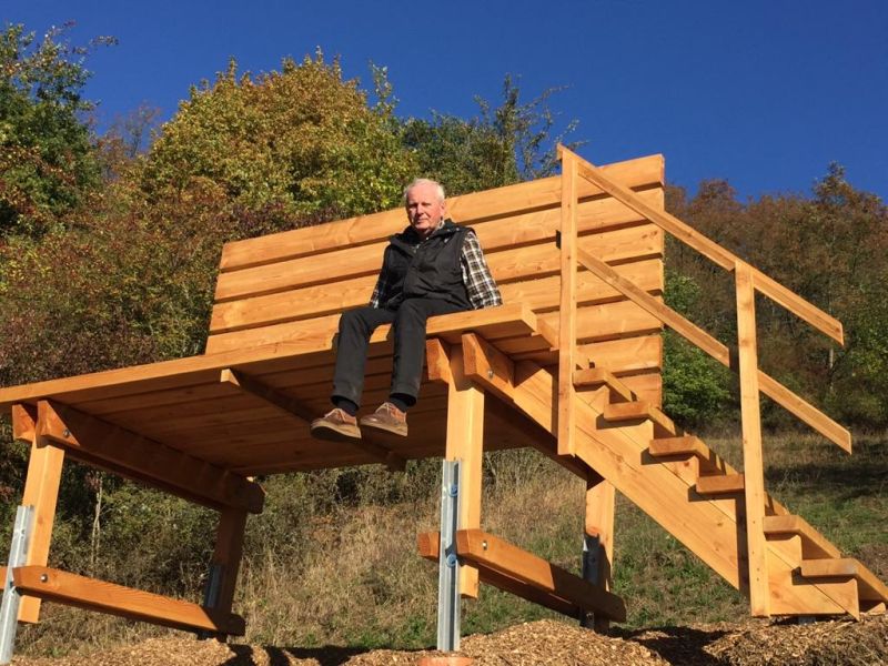 Riesenbank mit Joachim Oppitz. Foto: Rentnergilde Leubsdorf