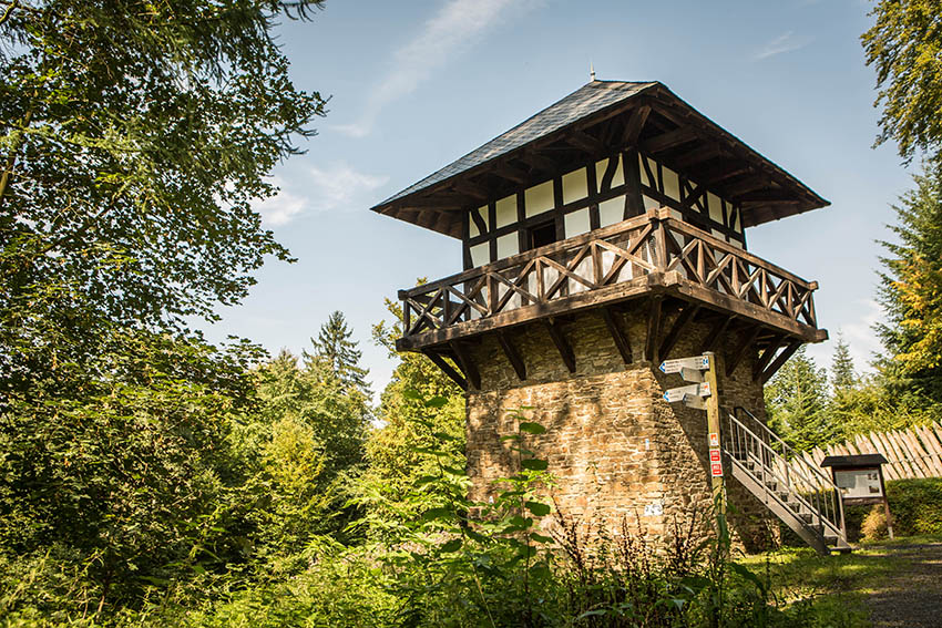 Eine Wanderung mit Barbara Friedhofen fhrt unter anderem am Rmerturm vorbei. Fotos: Stadt Bendorf