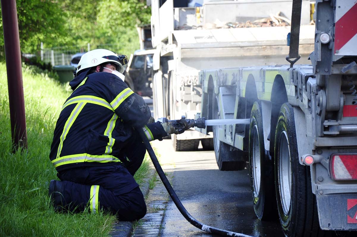 Rauchentwicklung an LKW - Leitstelle alarmierte mehrere Feuerwehren