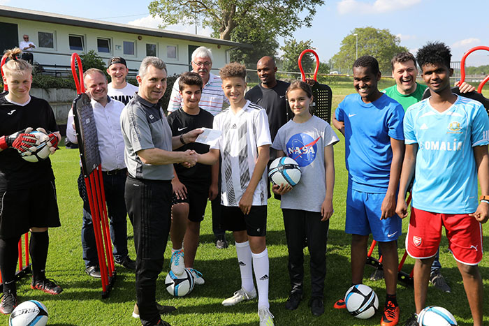 Neuwieds Oberbrgermeister Jan Einig (2. von links) freut sich, als ex-Bundesligaspieler Thomas Remark dem strahlenden Freekick Cup King Sollano Rodrigues gratuliert. Foto: Jrg Niebergall