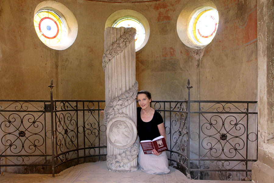 Autorin Catrin Mderler im Innern des Mausoleums der Familie Rder   auf der Stele das Bildnis von Ferdinand Rder. Foto: Stadt Bad Honnef