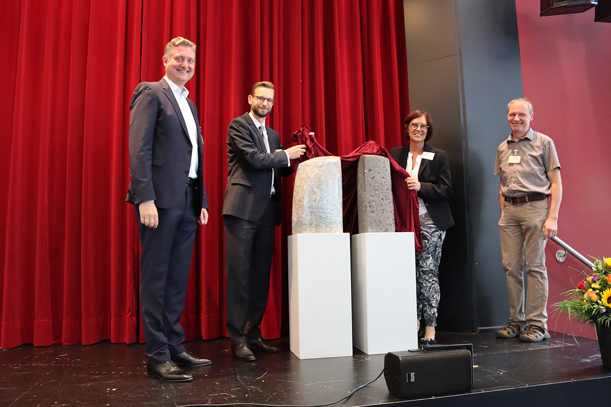 Brgermeister Ulrich Richter-Hopprich (Zweiter von links), Geschftsfhrer beim Bundesverband Keramische Rohstoffe und Industrieminerale Dr. Matthias Schlotmann (links) und hatte Keramikknstler Martin Goerg (rechts). Foto: VG Montabaur.