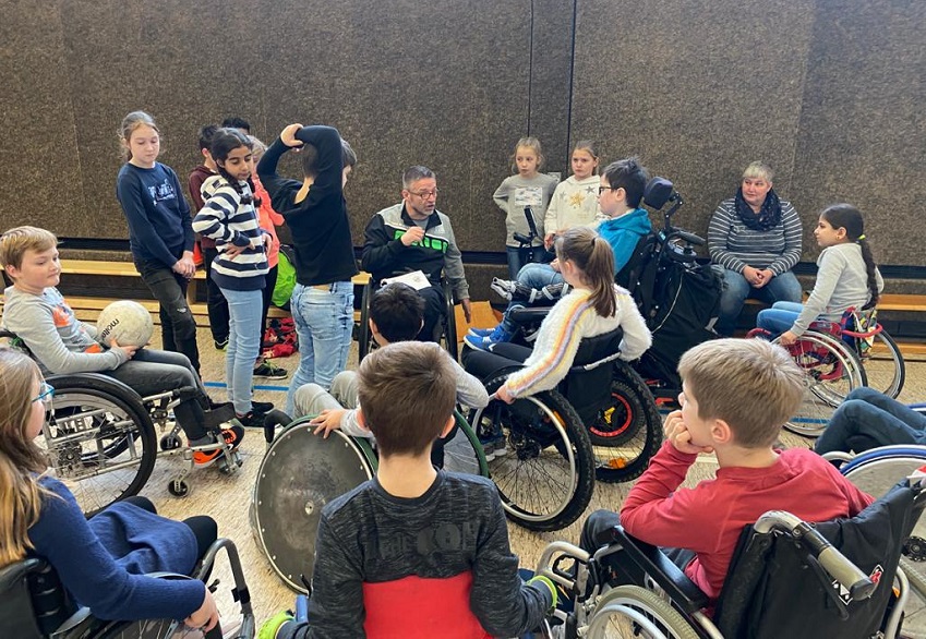 Grundschler lernen Leben im Rollstuhl kennen
