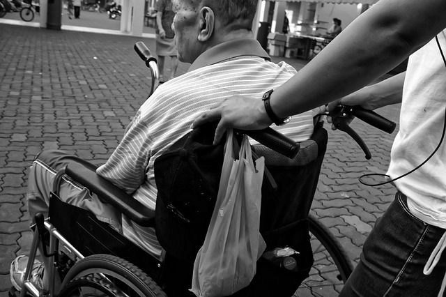 Betreuer fr Menschen mit Behinderung gesucht. (Symbolfoto)