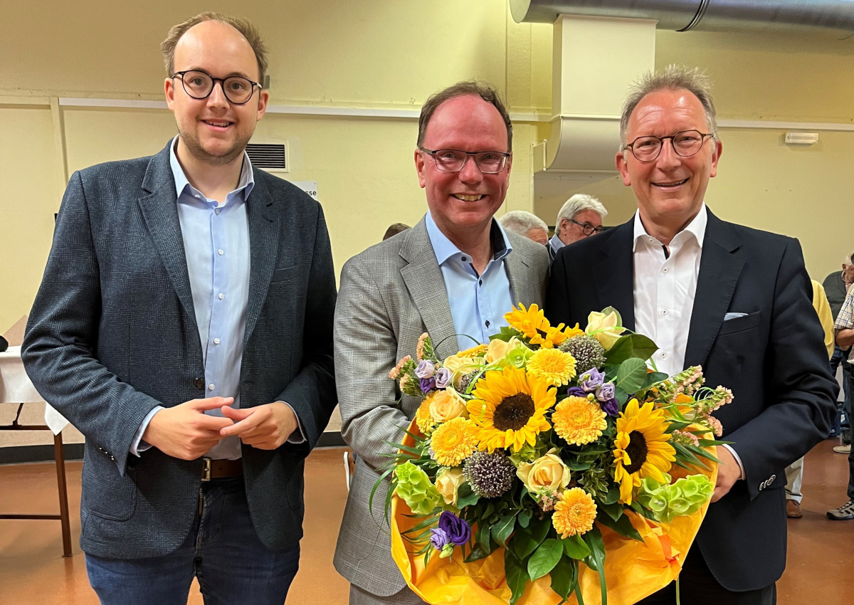 Thomas Boden (Mitte) ist der neue Ortsbrgermeister Robachs. Erwin Rddel (rechts) und Pierre Fischer zhlten zu den ersten Gratulanten. (Foto: CDU-Gemeindeverband Rengsdorf-Waldbreitbach)