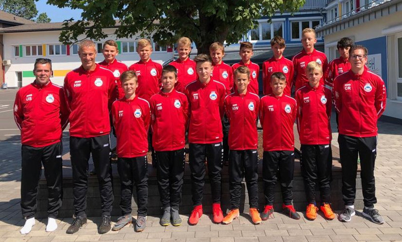 Die D1, mit den Trainern Christian Reinack und Holger Weber, freut sich ber neue Trainingsanzge. Mannschaftsfoto DJ JSG Rossbach