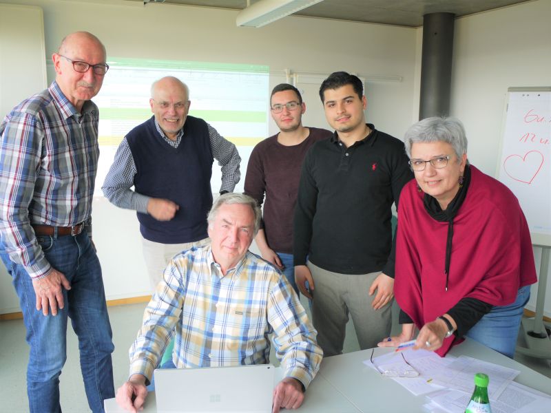 Keine leichte Arbeit fr die Jury beim Rotary-Schlerwettbewerb (v.l.n.r. Hans Werner Rieck, Meinolf Gerstkamp, Dr. Dietrich Holz, Max Kremer und Josef Jabali sowie Karin Jung). Foto: privat