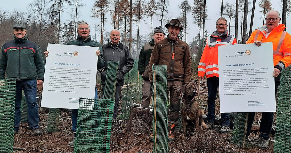 Von links: Forstamtsleiter Uwe Hoffmann, Rotary-Past-Prsident Eckhard Lenz, Projektleiter Dr. Hartmut Froesch, Frster Ralf Winnen, Dominik Graf v. Spee, Rainer Kaul und Rotary Prsident Dr. Bernhard Eckel. Fotos: Rotary Club