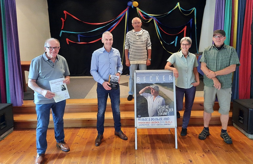 Die Arbeit des Kulturvereins Rotes Haus in Seelbach stand im Mittelpunkt des Informationsbesuches von Kommunalpolitikern. Unser Foto zeigt von links: Rolf Schmidt-Markoski, Fred Jngerich, Wilfried Klein, Silke Dngen und Hermann Nick. (Foto: VG Altenkirchen-Flammersfeld)