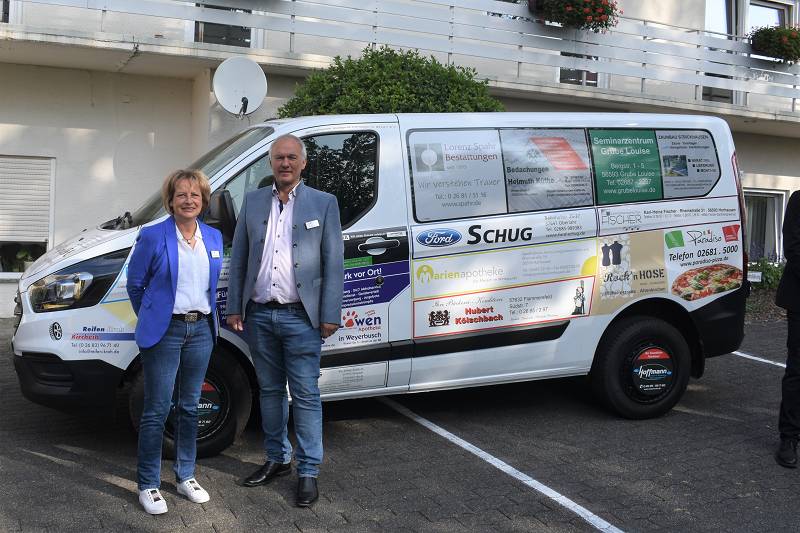 Der neue Ford Transit wurde der Jugendwohngruppe Raiffeisenland in Flammersfeld durch Sponsoren ermglicht. (Fotos: wear)