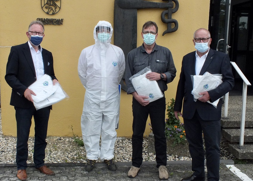 Schutzanzge der Kategorie III berreichte Erwin Rddel, in Anwesenheit von Landrat Dr. Peter Enders (r.), an das Gesundheitsamt Altenkirchen, vertreten durch Henry Likeit und Heinz-Uwe Fuchs.  (Foto: Reinhard Vanderfuhr/Bro Rddel)