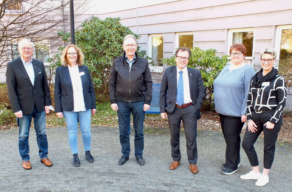 Neue Wege bei der generalistischen Ausbildung geht das Haus Mutter Teresa in Niederfischbach, wie bei einem Austausch von Klaus-Jrgen Griese, Claudia Bommer, Erwin Rddel, Dr. Christian Stoffers (Marien Pflege), Nadine Klaus und Nicole Jud herausgestellt wurde. (Foto: Reinhard Vanderfuhr/Bro Rddel)