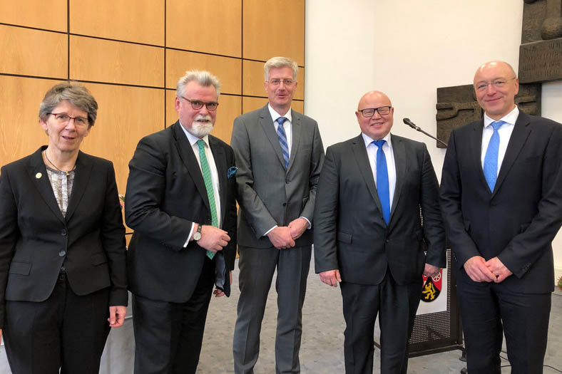 Von links: Prsidentin des OLG Marliese Dicke, Minister Herbert Mertin, Direktor Ingo Steinhausen, Direktor a.D. Bernhard Hbinger, Prsident des LG Koblenz Stephan Rll. Foto: pr