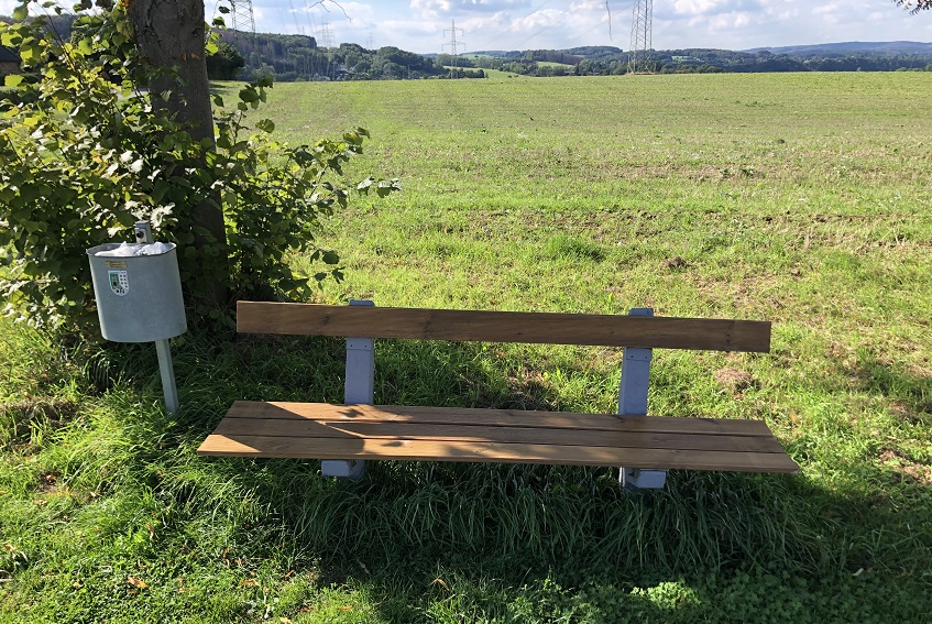 Pflegearbeiten an den Ruhebnken und den Buswartehallen