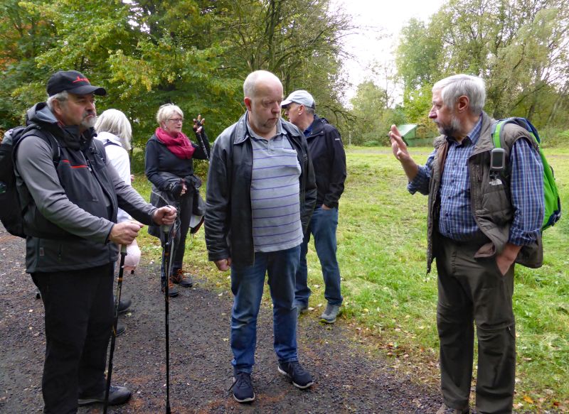 Wanderer des Westerwaldvereins Bad Marienberg erhalten unterwegs viele Informationen. Fotos: privat