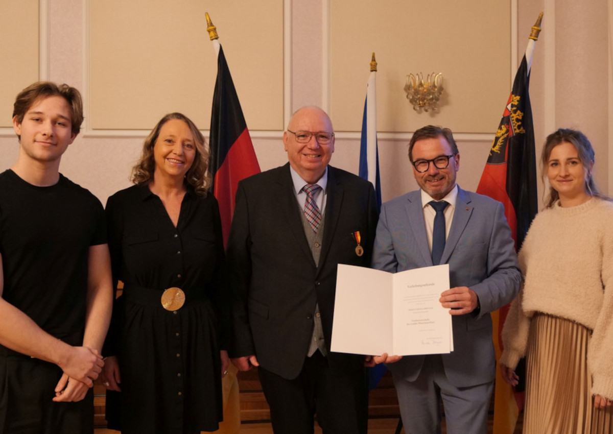 SGD-Nord-Prsident Wolfgang Treis (2.v.re.) berreichte die Urkunde an Gerold Sprenger (3.v.li.). Mit ihm freuten sich seine Schwester Martina Sprenger-Lottermann (2.v.li.) sowie seine Nichte Tessa und seinen Neffen Lennox Lottermann. (Foto: SGD Nord)