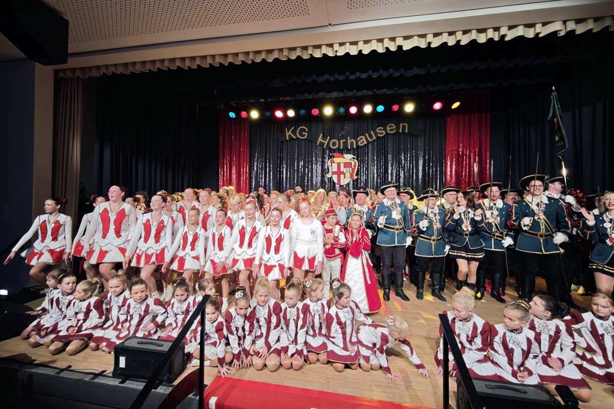 Die B�hne im KDH kann die Zahl der aktiven der KG Horhausen kaum fassen (Bilder: kk�)