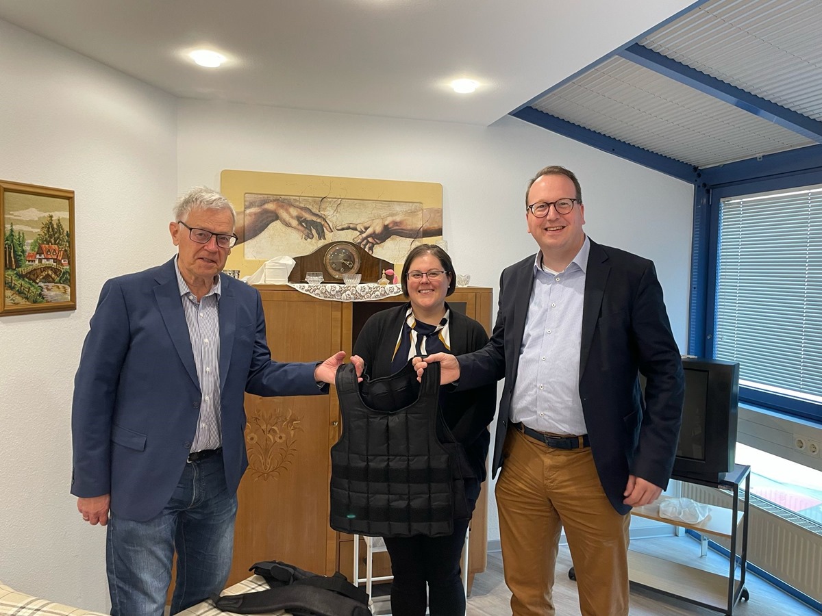 Innovative Pflegeausbildung: Stiftung St. Vincenz Hospital berreicht Alters-Simulationsanzug 