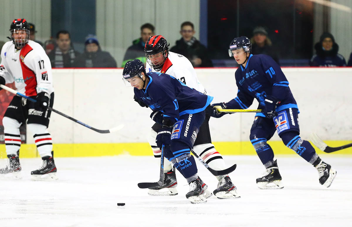 EHC-Eigengewchs Sven Asbach erzielte drei Treffer gegen Bergisch Gladbach und wurde als bester Neuwieder Spieler ausgezeichnet. Foto: Verein
