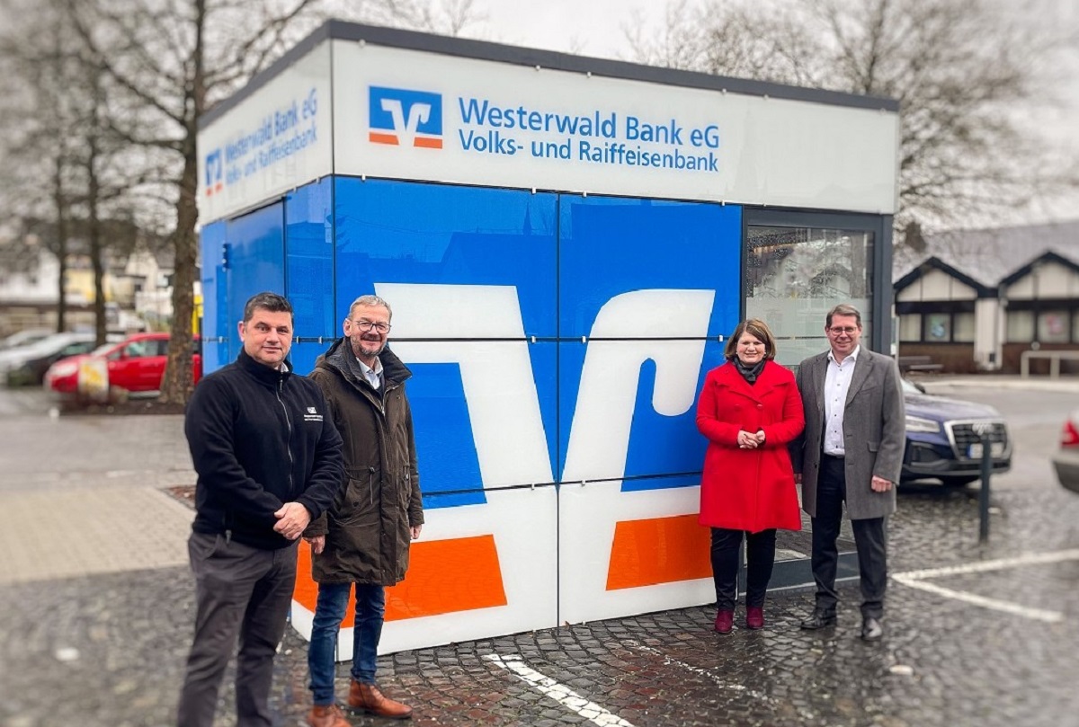 Von links: Markus Lehmler (Leiter Geschftsstelle Wirges), Alwin Scherz
(Ortsbgermeister Siershahn), Alexandra Marzi (Bgermeisterin VG Wirges),
Andreas Tillmanns (Vorstand Westerwald Bank). (Foto: Westerwald Bank)