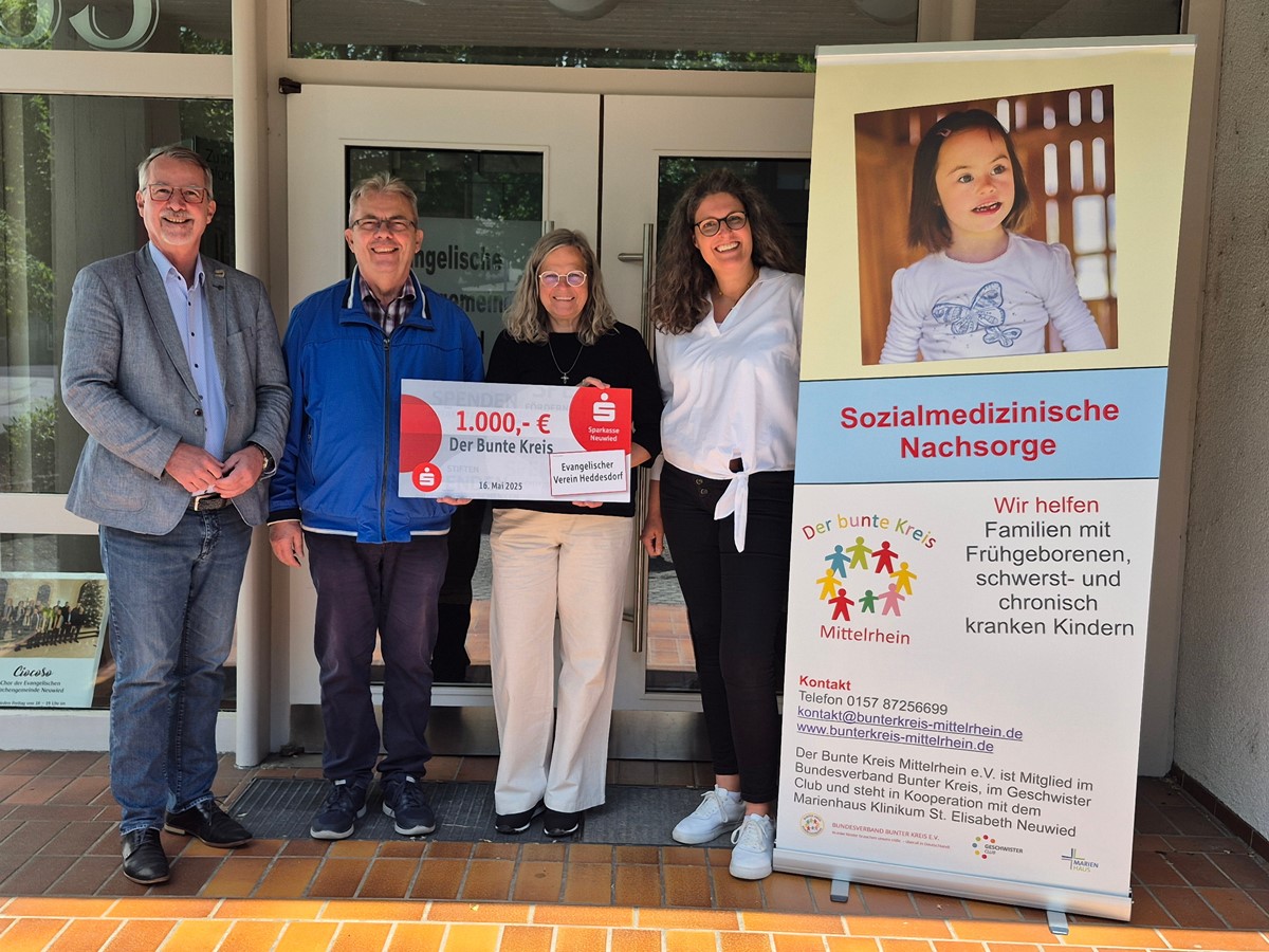 Vorsitzender des Evangelischen Vereins Heddesdorf Sven Lefkowitz, Kassierer Konrad Gramann, Antje Zimmer und Kathrin Baumgartl vom Bunten Kreis Mittelrhein e.V. (von links) mit dem symbolischen Spendenscheck. (Foto: Marion Jung)