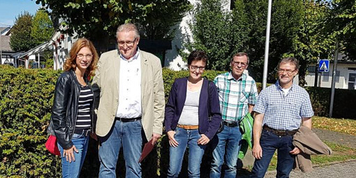 Zu einer Ortsbegehung traf sich jetzt die Landtagsabgeordnete Sabine Btzing-Lichtenthler (SPD) mit SPD-Mitgliedern aus Weitefeld. (Foto: privat)