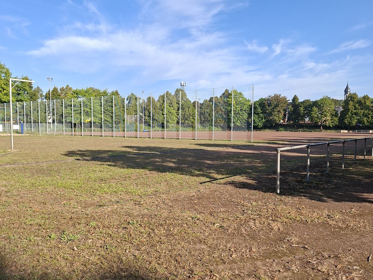 Ein neues R�ckhaltebecken bauen die Servicebetriebe Neuwied in Gladbach. Gute Nachricht f�r die Sportlerinnen: Trotz Bauarbeiten neben dem Feld k�nnen sie auf den Fu�ball- und Beach-Volleyball-Pl�tzen trainieren. (Foto: SBN/Kux)  
