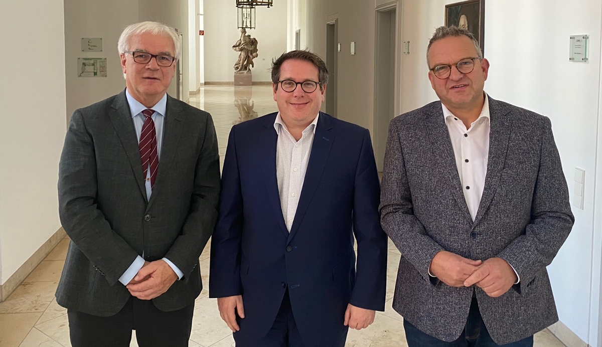 Foto: Von links: Hubert Becher, ADD-Präsident Thomas Linnertz und Berno Neuhoff 
am Sitz der ADD in Trier. (Foto: Verwaltung)