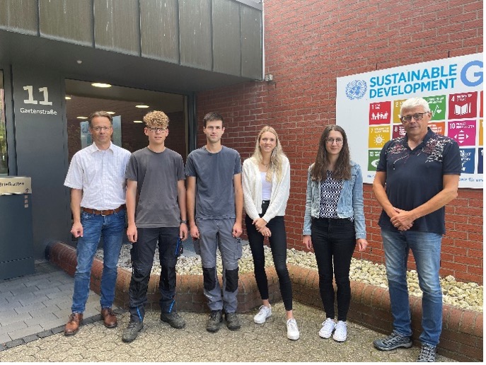 v. l. n. r.: Erster Beigeordneter Marco Drner, Robin Mller, Paul Hebel, Mara Wengenroth, Anna-Lena Schwan, Broleiter Rainer Schtz. (Foto: Julia Schfer)
