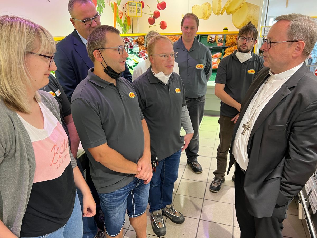 Bei seinem Besuch in Hundsangen holte sich Bischof Btzing bei den Caritas-Beschftigten Informationen aus erster Hand ein. (Foto: Holger Pritzsch)