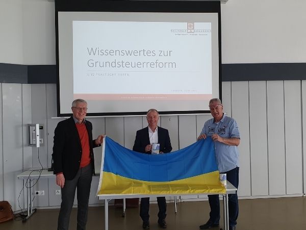 Hanno Hofmann, Dr. Wolfgang Kgler und Roman Knopp (v. links n. rechts) bitten um Spenden fr die Ukraine. (Foto: Hans-Joachim Hofmann)