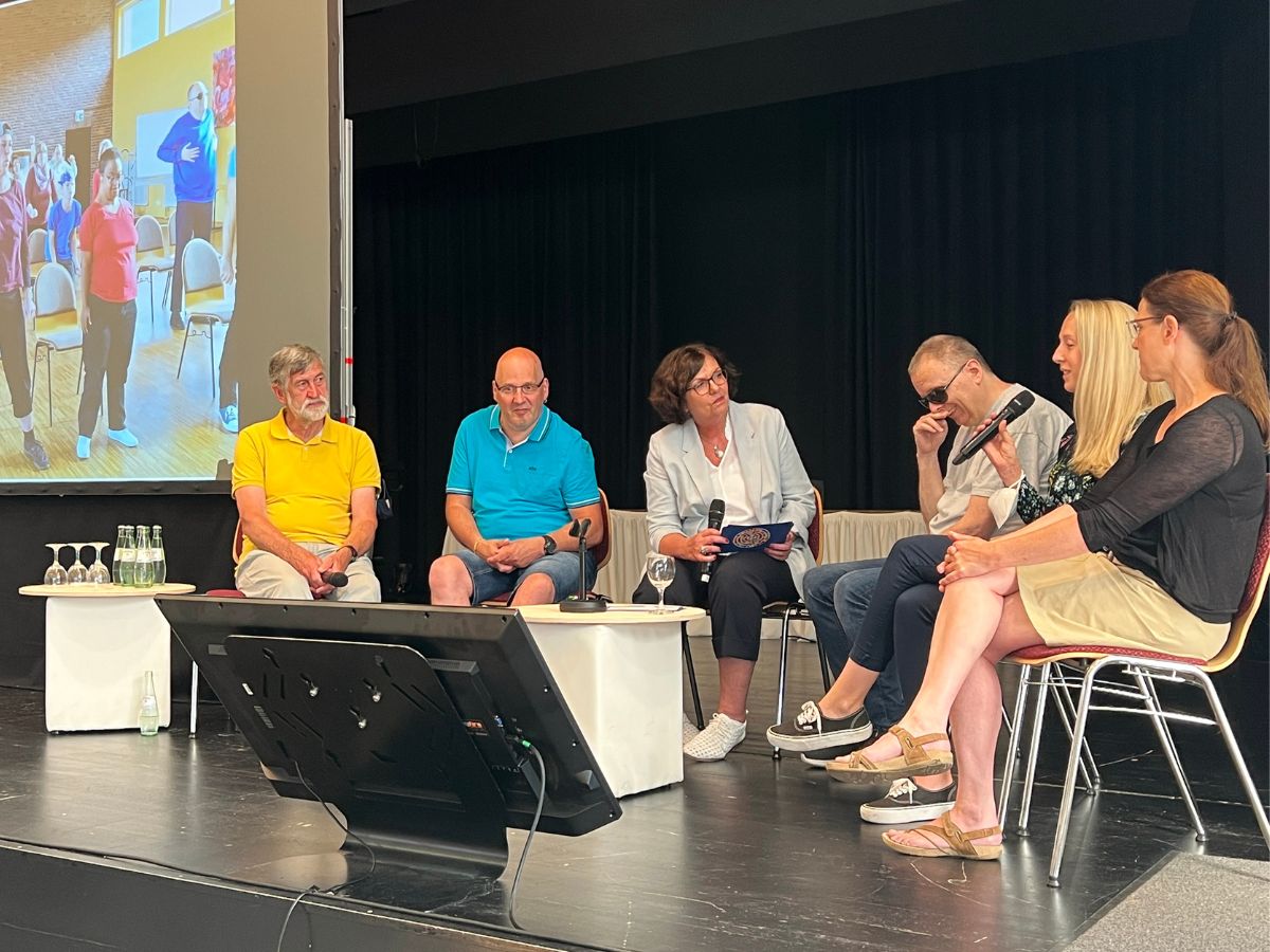 Bei drei Podiumsgesprchen berichteten Menschen mit und ohne Beeintrchtigung von ihren Erfahrungen. (Foto: Holger Pritzsch)