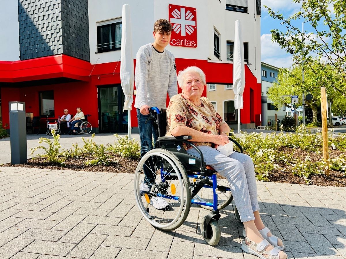 Matteo Thewalt aus Montabaur nutzte den BoysDay, um sich ber die Arbeit im Caritas-Altenzentrum zu informieren. (Foto: Holger Pritzsch)