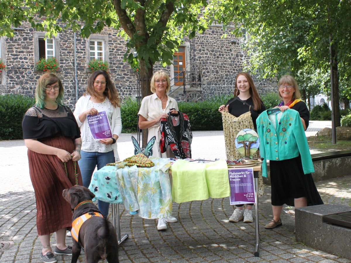 Flohmarkt fr Mdchen und Frauen auf dem Rathausplatz in Westerburg