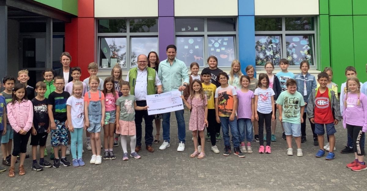 Bad Marienberger Grundschulkinder unterstützen zwei Hilfsprojekte durch Spendenwanderung