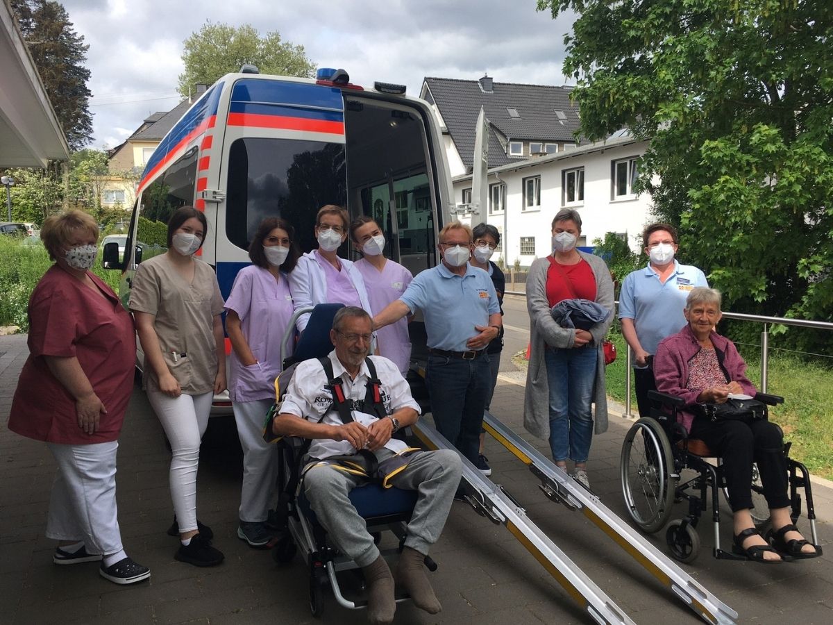 Gruppenbild vor der Schifffahrt. (Foto: Dernbacher Gruppe Katharina Kasper)